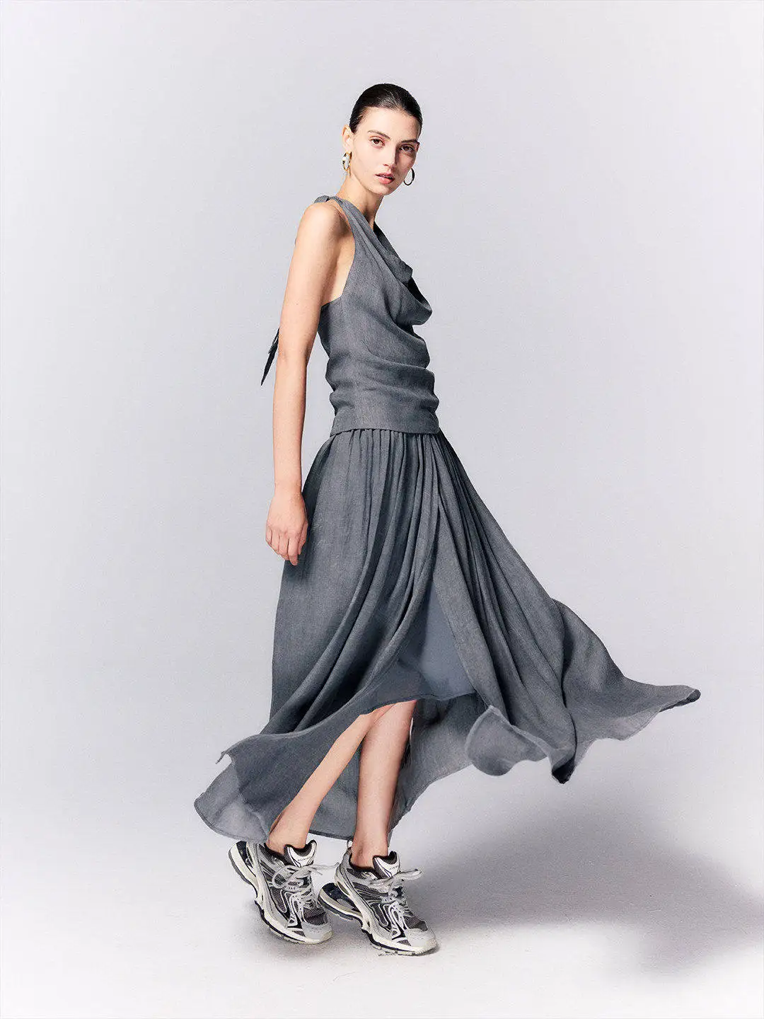 

Luna7xi Серый летний комплект из двух предметов: топ-халтер и драпированная юбка. Новинка. Модный повседневный стиль.