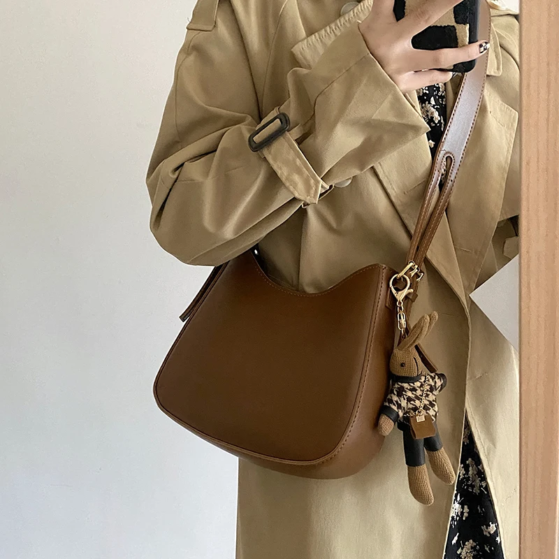 

Versatile Student Women's Crossbody Bag Trendy Retro Underarm Bag Small oulder Moon Tooth Bag Soft PU Zipper Closure Casual