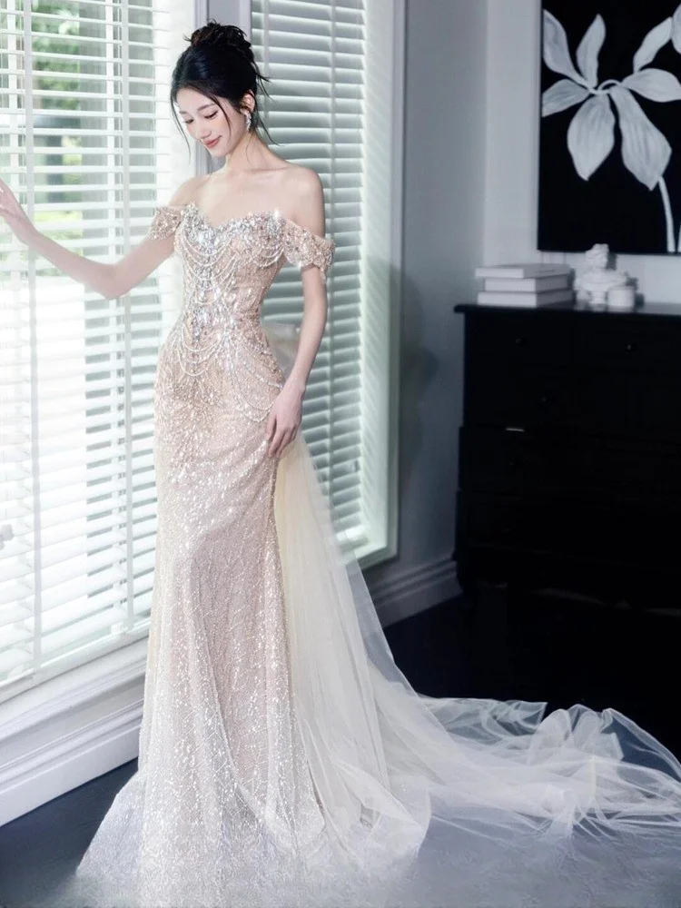 

A new heavy-duty sequined luxury dress with one-shoulder fishtail design