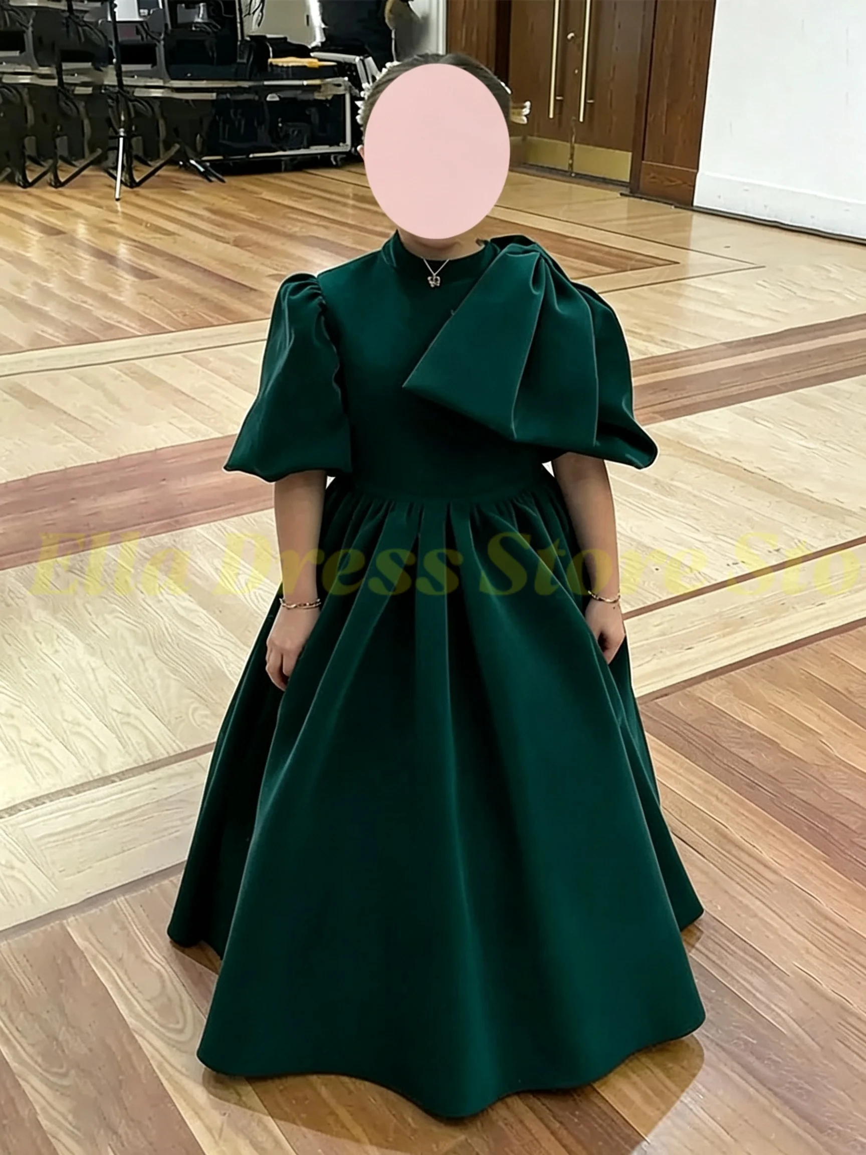 Maßgeschneidertes Großhandels-Mädchenkleid aus Smaragdgrünem Samt, Blumenmädchenkleid für Hochzeiten, Hochgeschnittenes Kleid mit Ballonärmeln für Kommunion und Festlichkeiten – Detail 5