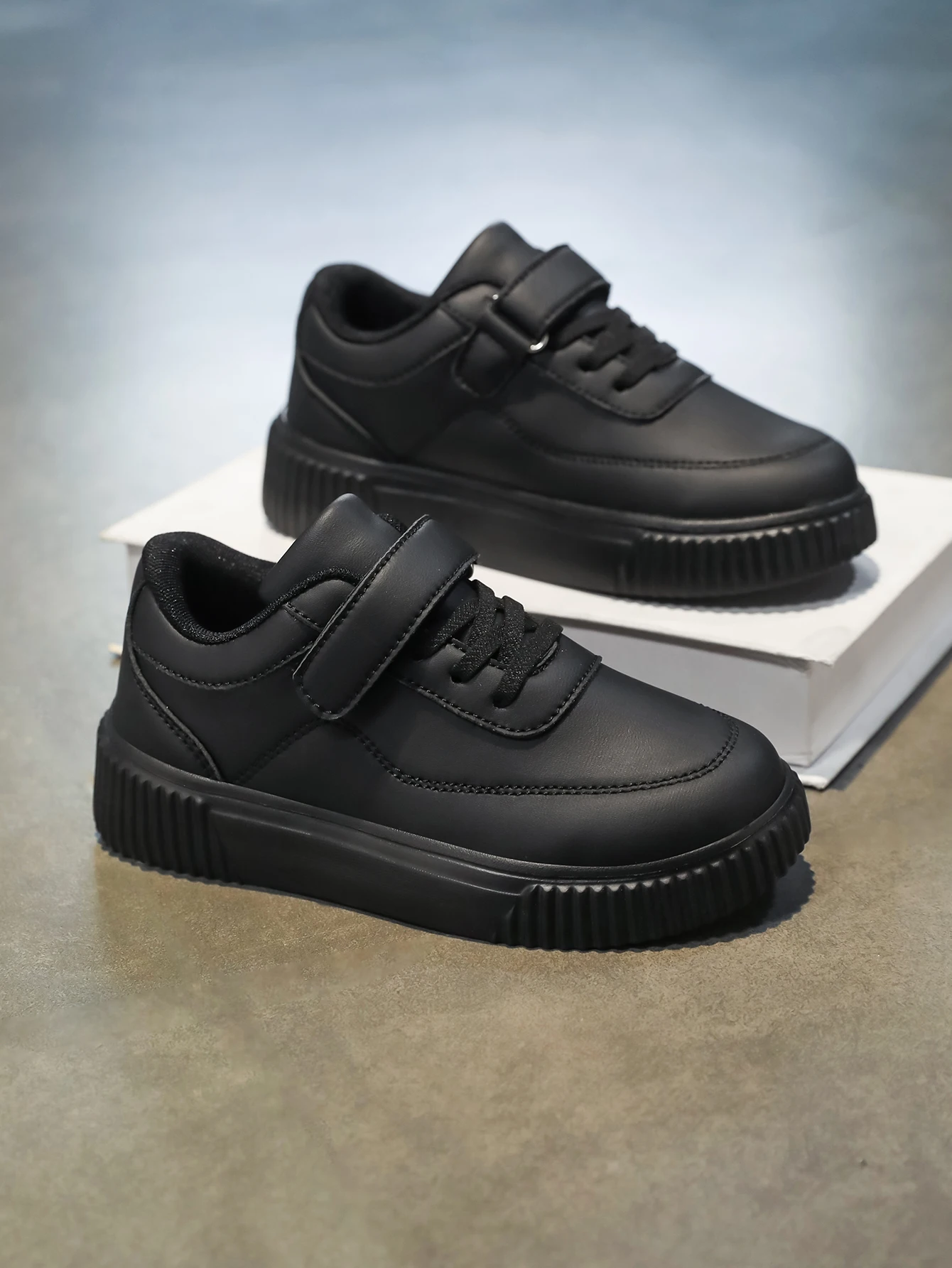 

Children's New Black Easy-To-Clean Sports Shoes, Soft-Soled Flat Casual Skateboard Shoes, Suitable for All Seasons, School Shoes for Kidsren to Wear to and from School, Large Size Kidsren's Shoes for Daily Outdoor Play