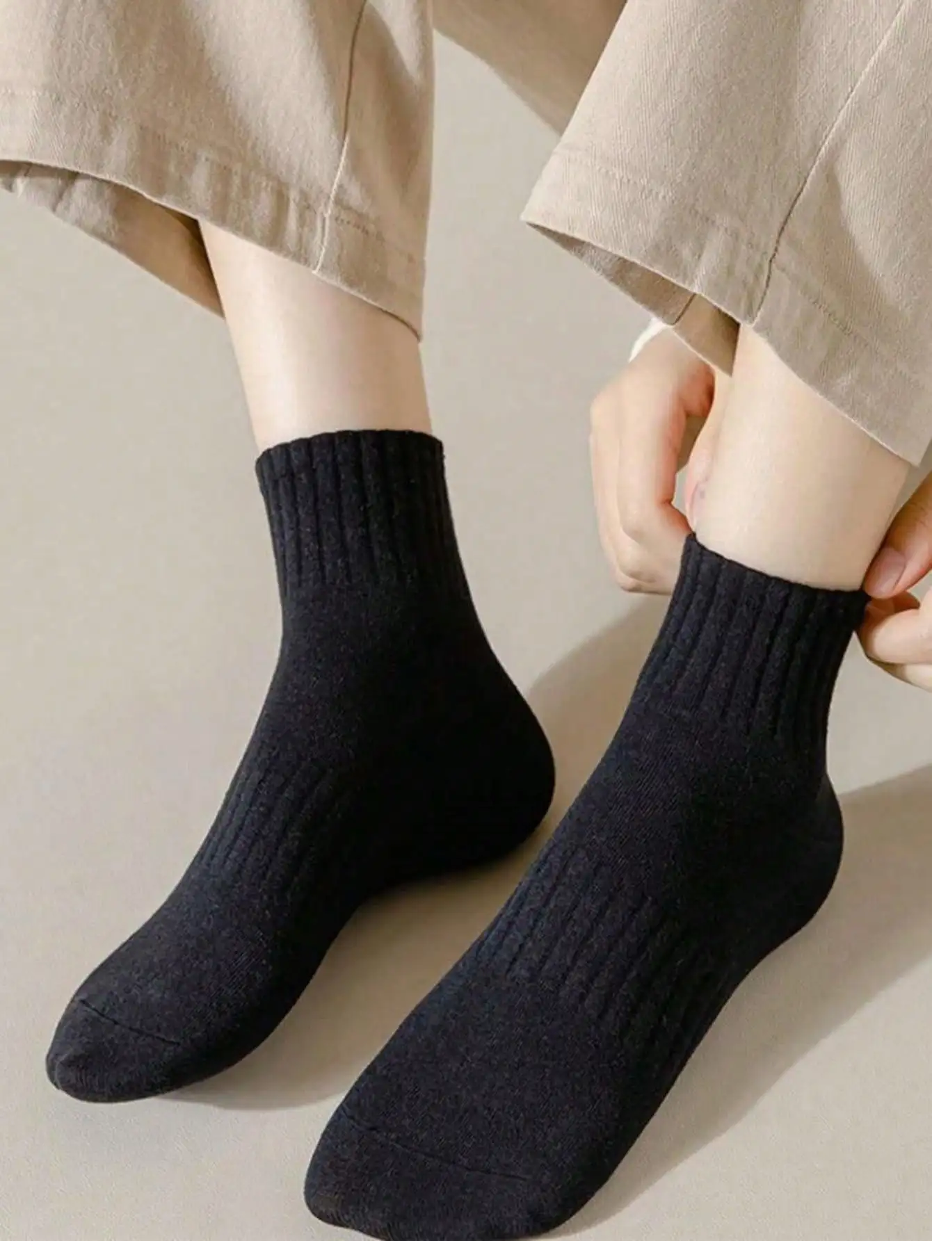 Klassische, schwarz-weiße Damen-Kurzsocken, Damensocken in großen Größen (36–44), bequeme und atmungsaktive Socken für Frühling und Sommer, Sportlicher Stil, Socken bis zur Mitte der Wade, Herrensocken, Paar-Socken, Freizeitsocken, vielseitige Socken. – Detail 1