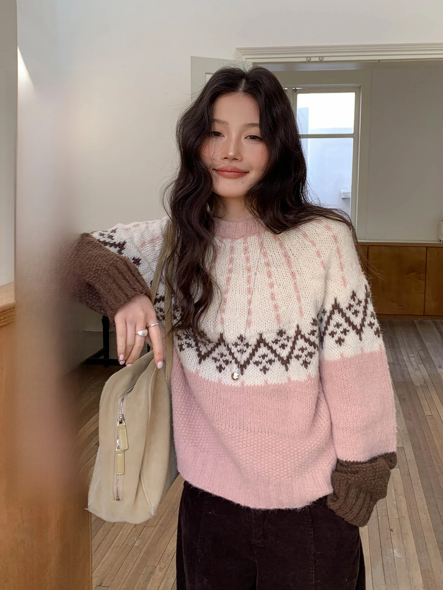 

Розовый шерстяной вязаный свитер женский зимний утепленный с бахромой и цветочным узором, свободного кроя, с длинными рукавами, круглым вырезом, от Mixd