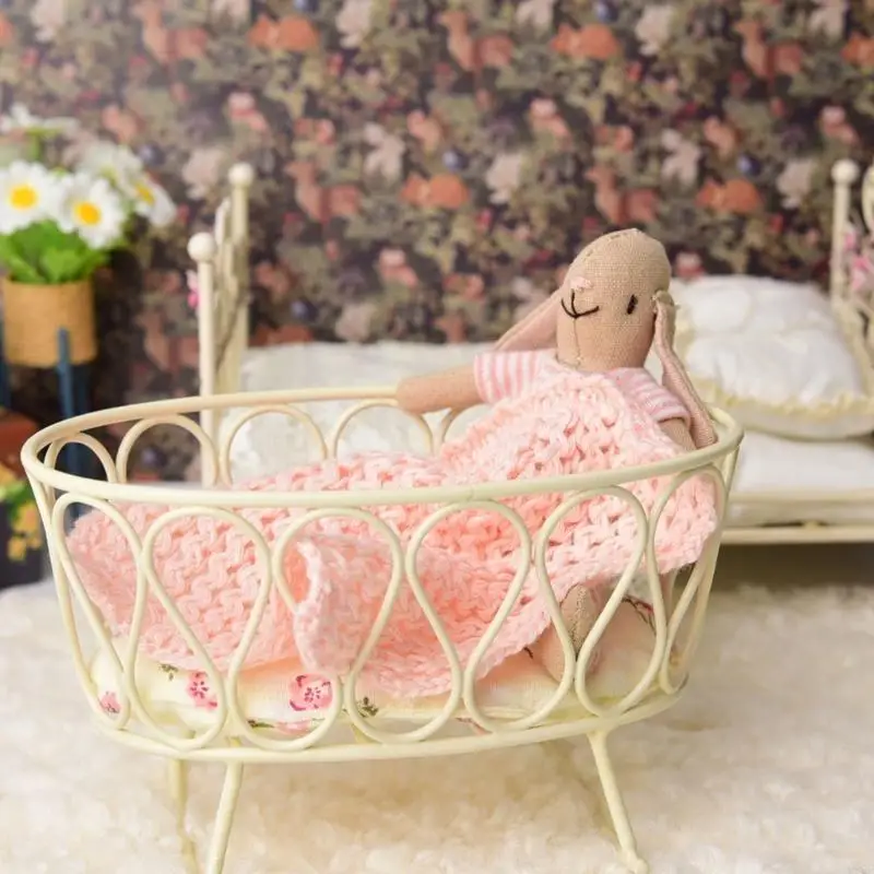 M89C Dollhouses Baby Cradles Bed met kussen 1/12 Schaal IJzeren meubels Scene Decors