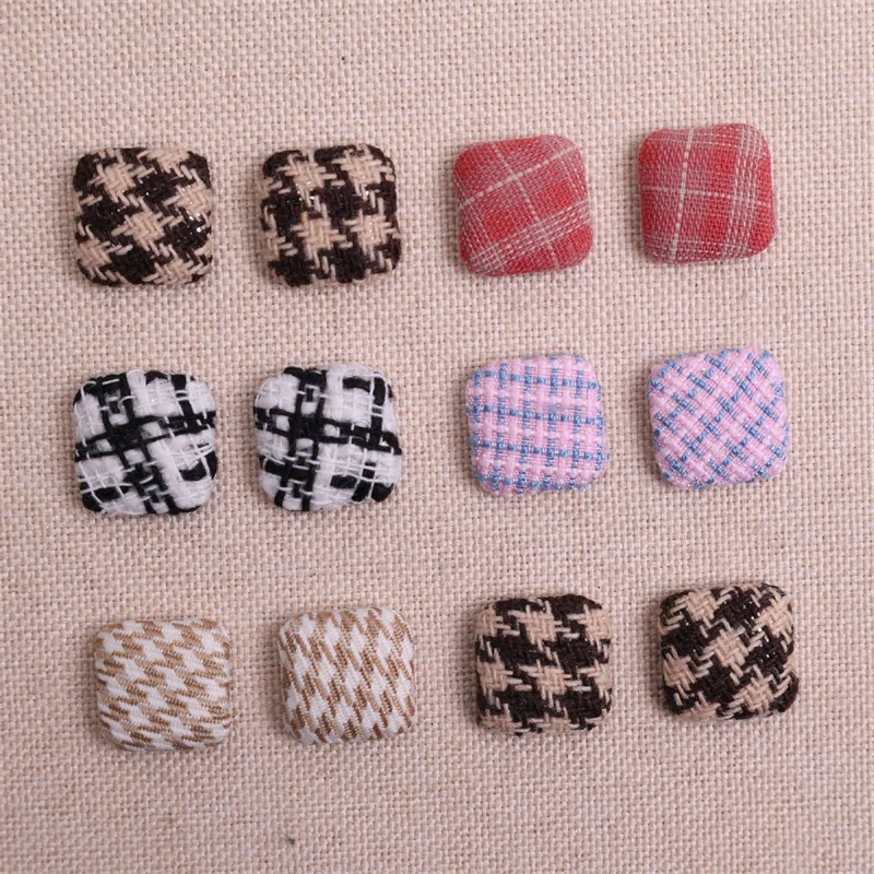 

Новое поступление, 200 шт./лот, 16 мм, цветной клетчатый узор, тканевые украшения, геометрические бусины квадратной формы, ювелирные изделия своими руками, аксессуары для волос для одежды