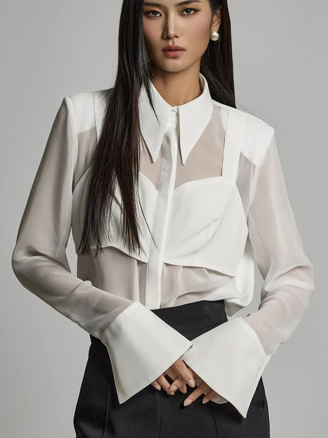 

Элегантная женская блузка с длинным рукавом и декоративными элементами, с погонами на плечах, весна 2026, новая коллекция.