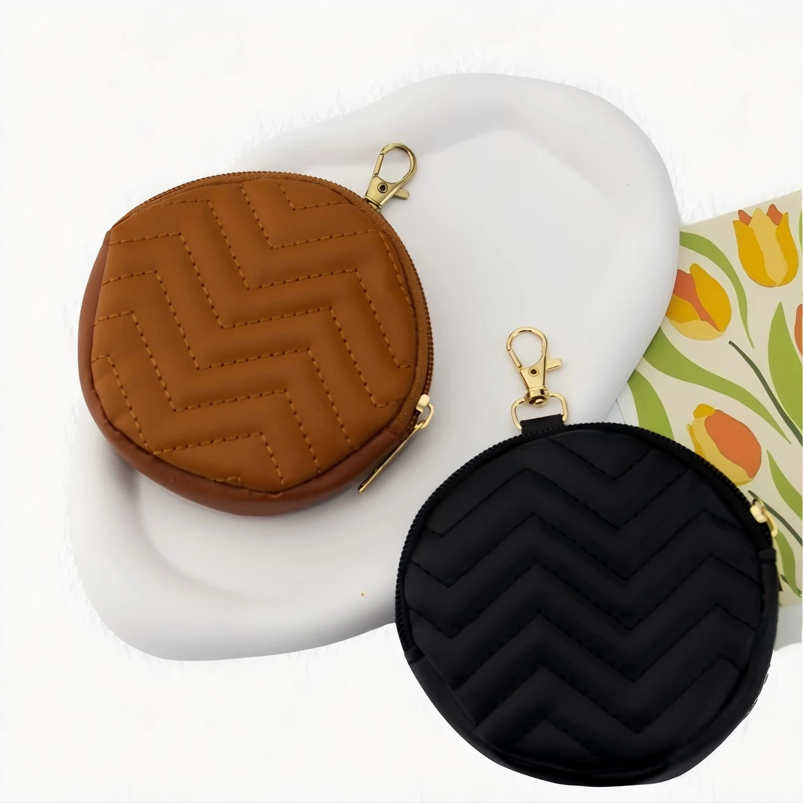 

Мини- и большие сумки-зипперы с защитой от выдавливания для наушников, складных очков, помады, украшений и других мелких бытовых принадлежностей.