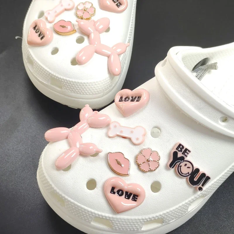 ใหม่หลุม aksesoris sepatu ลูกโป่งความรักสีชมพูแบบ DIY หัวเข็มขัดรองเท้าลูกสุนัขถอดออกได้ชุดหัวเข็มขัดดอกไม้หนึ่งชิ้นสำหรับของขวัญเด็กผู้หญิง