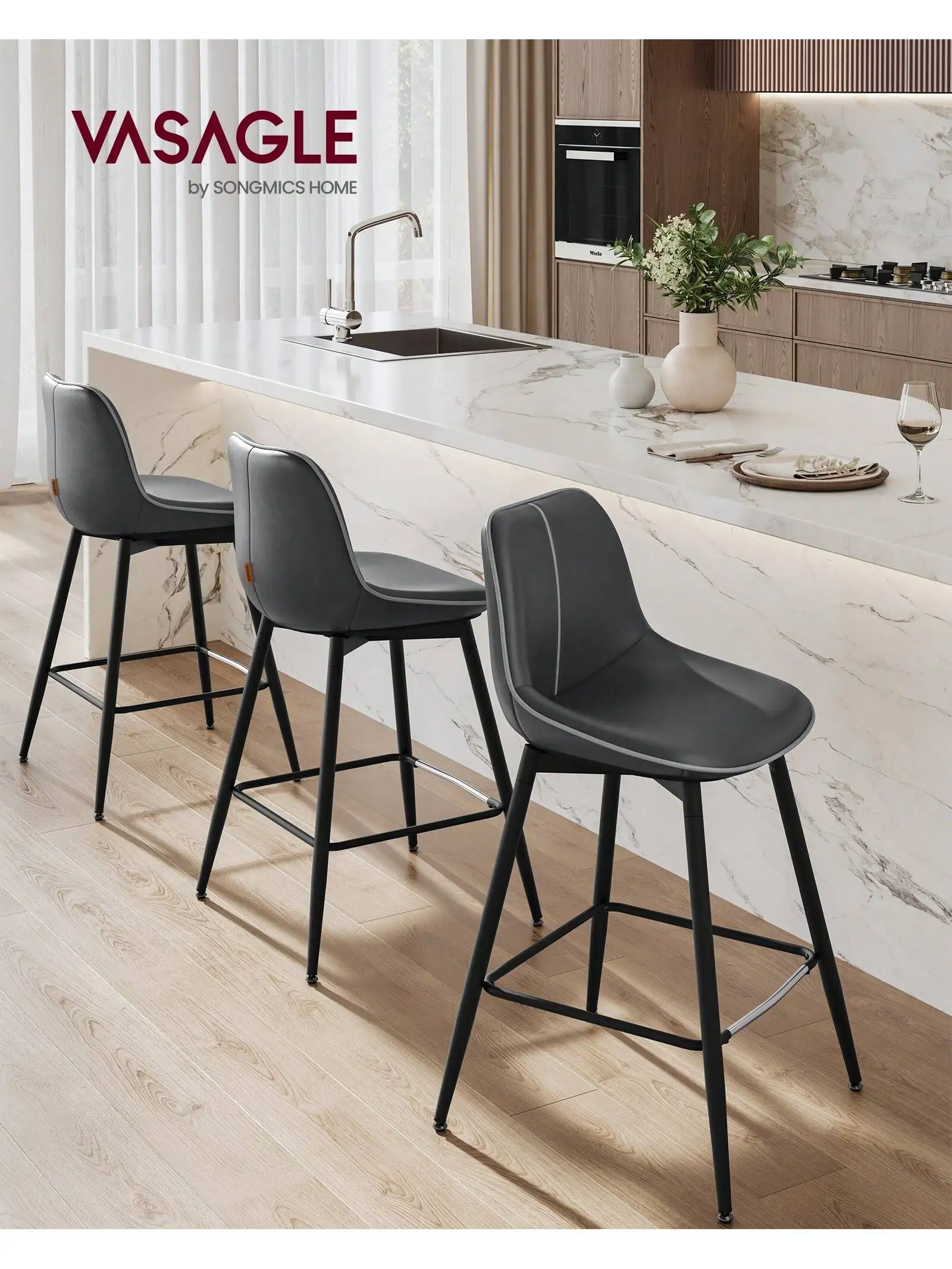 VASAGLE Set di 2 sgabelli da Bar: schienale ergonomico. Tappezzeria in PU, gambe in metallo. Piedini regolabili. 62cm di altezza. Facile montaggio.