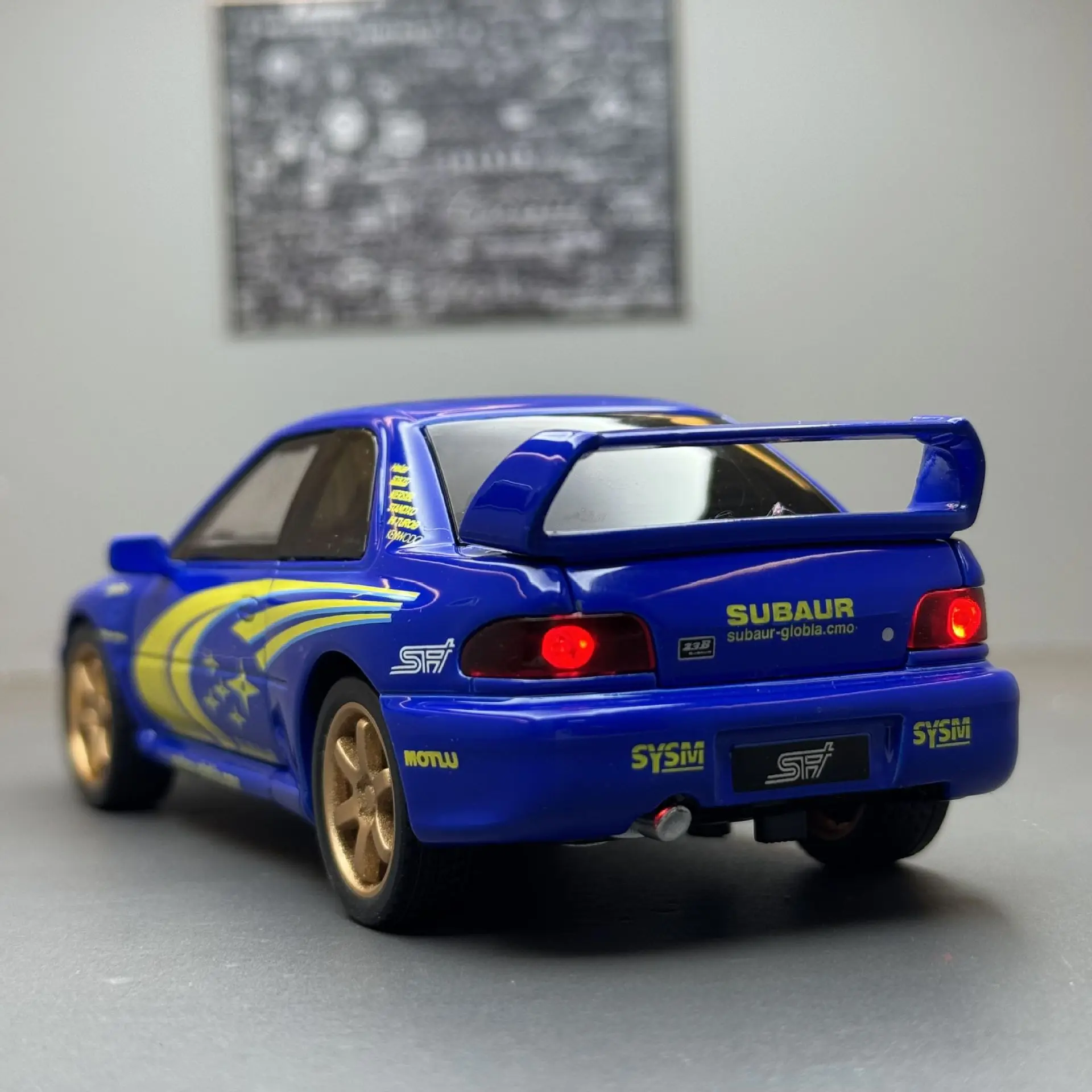 1:32 Impreza Rally Car Suono e luce Tirare indietro Modello giocattolo per bambini Modello di auto in lega pressofusa da collezione
