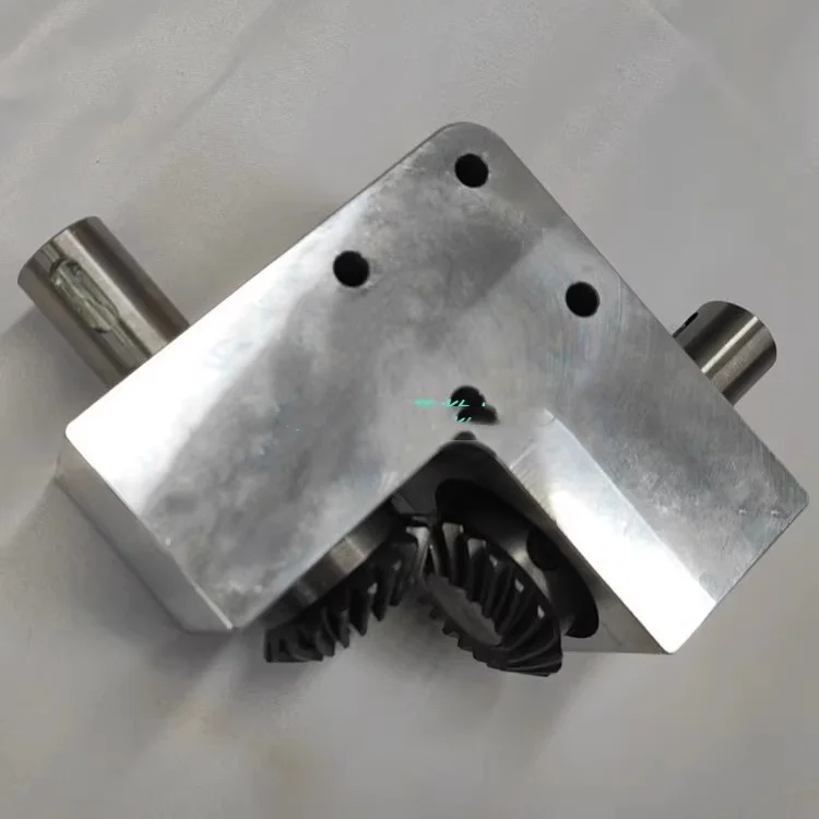 90-degree reversing angle reducer with a gear ratio of 1:1 shaft diameter of 20mm, with key, right-angle spiral bevel gear box.