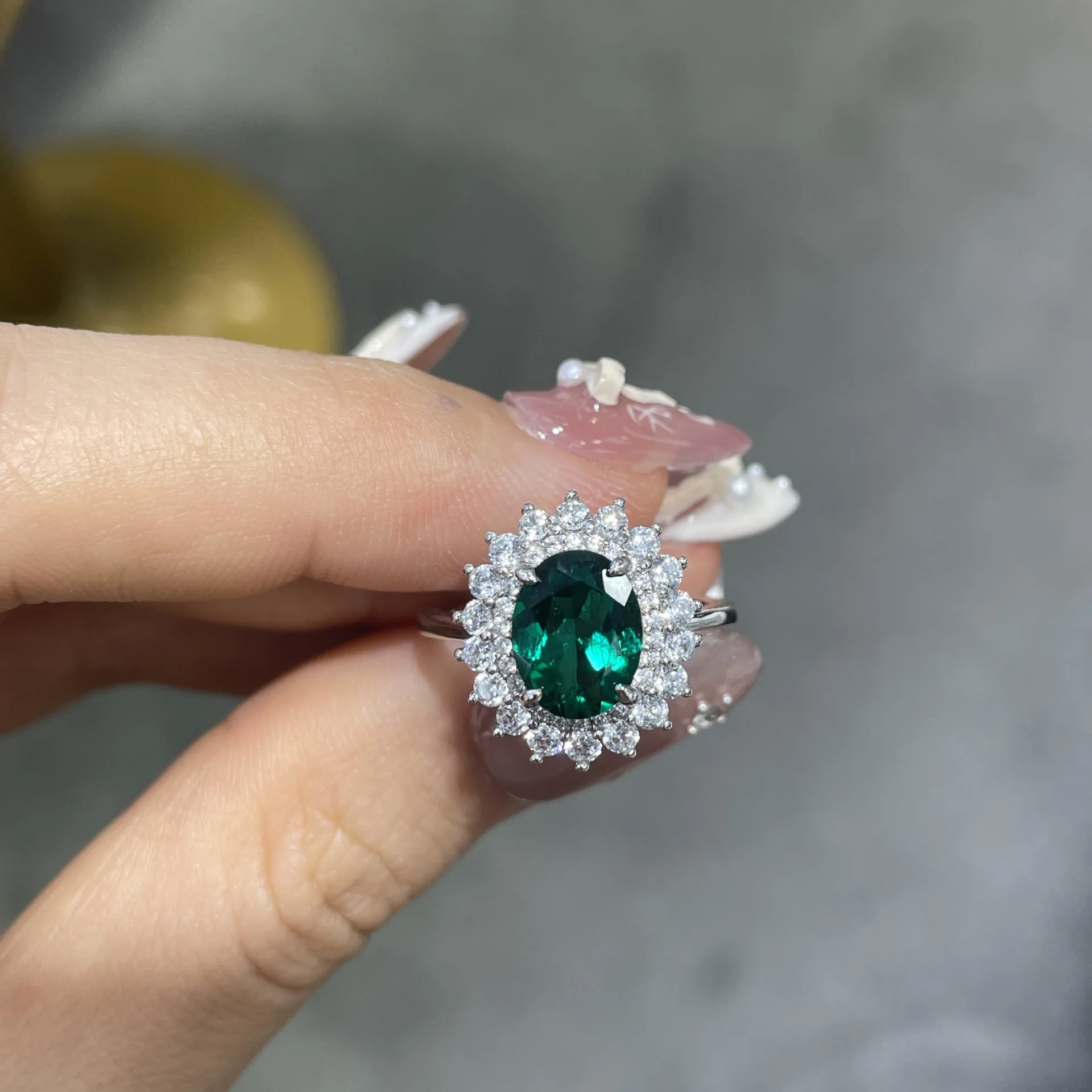 Round Green Simulated Nano Emerald 925 Sterling Silver Halo Rings for Women Geometric Ring Statement Gemstone Jewelry Anillos