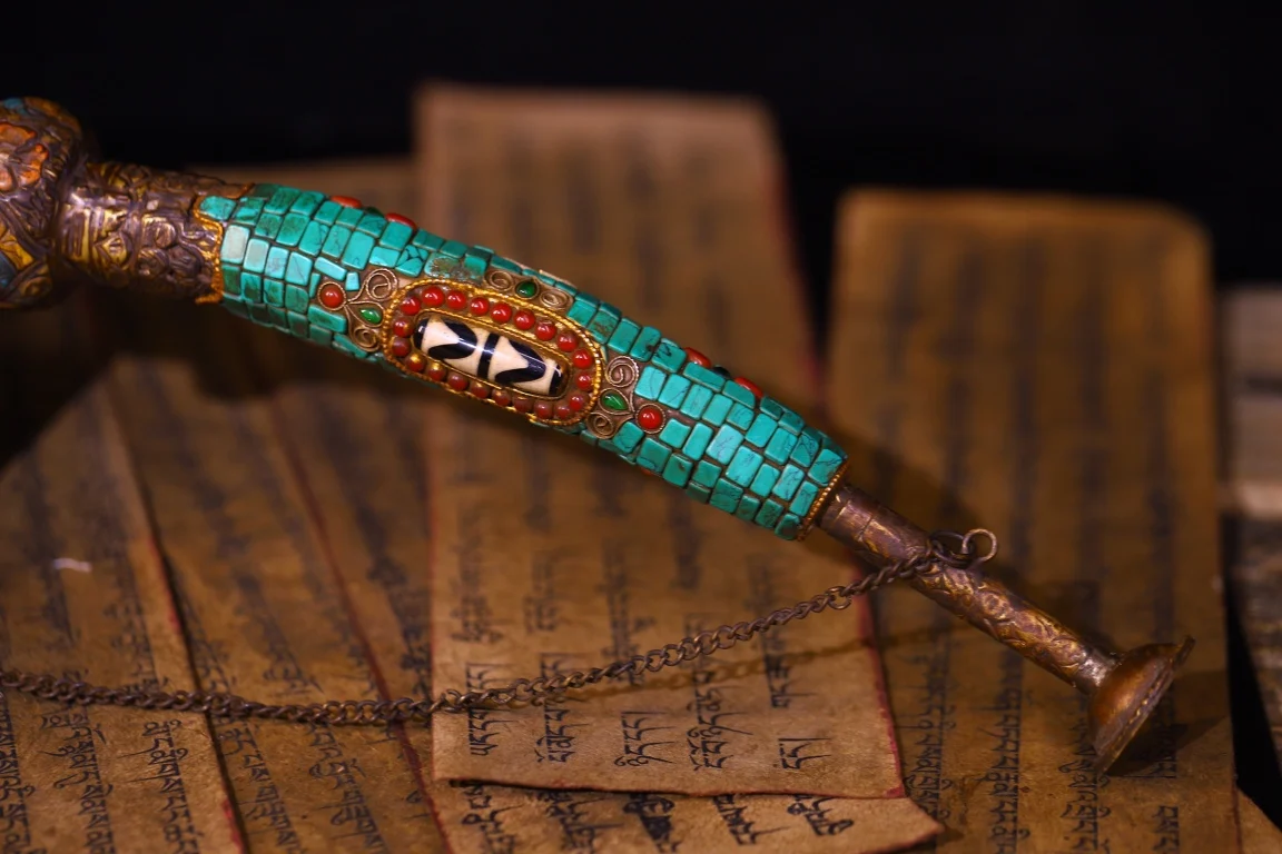 20 "المعابد النيبالية القديمة القديمة البرونزية رسمت فسيفساء جوهرة gZi الخرز الفيروز رأس التنين كانغلينغ بوذا القرن تاون هاوس