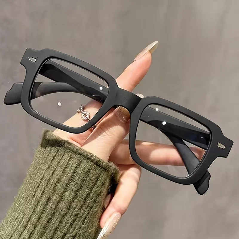 Retro-Lesebrille mit mattiertem quadratischem Rahmen und Nietenverzierung, geeignet für Männer und Frauen.