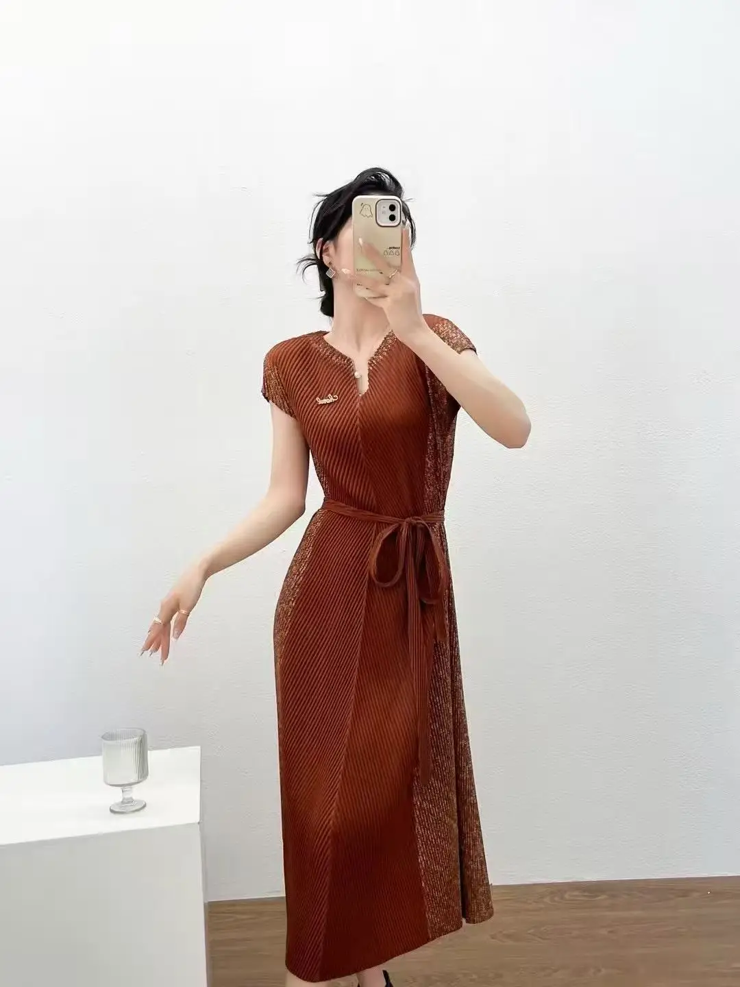 2025-nouvelle-robe-design-sens-couleur-contrastee-col-en-v-cravate-mince-a-mot-jupe-temperament-miyake-jupe-mi-longue-femmes-vetements