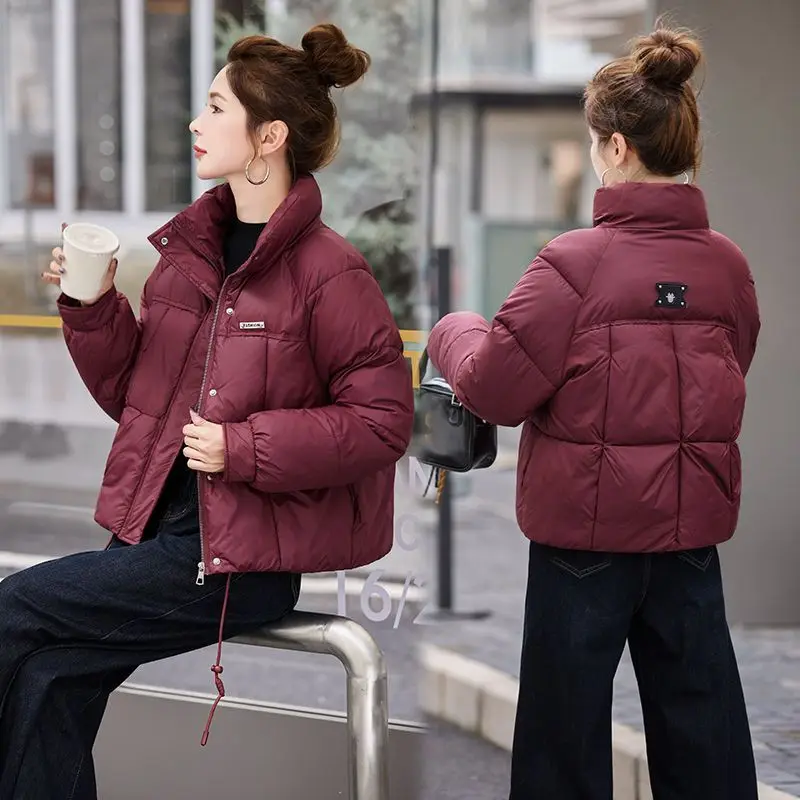 سترة قطن حمراء للنساء شتاء قصير 2025 نمط جديد مزاجه عصري صغير الوقوف طوق سترة قطنية سميكة دافئة