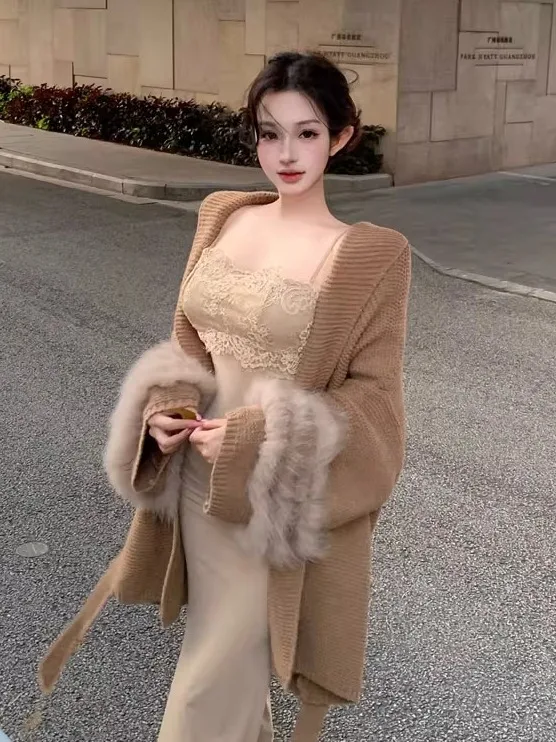 

Повседневный вязаный комплект из кардигана и платья на бретельках: удобный свободный крой, длинный рукав, высокая талия, осенний модный комплект