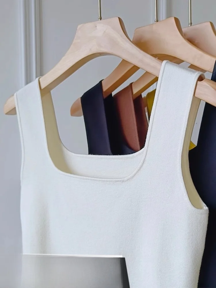 Biała dzianinowa bluzka na ramiączkach z jedwabiu lodowego, damska, letnia, bazowa, wyszczuplająca, do pracy, top, odzież wierzchnia, dopasowany krój, pojedynczy element.