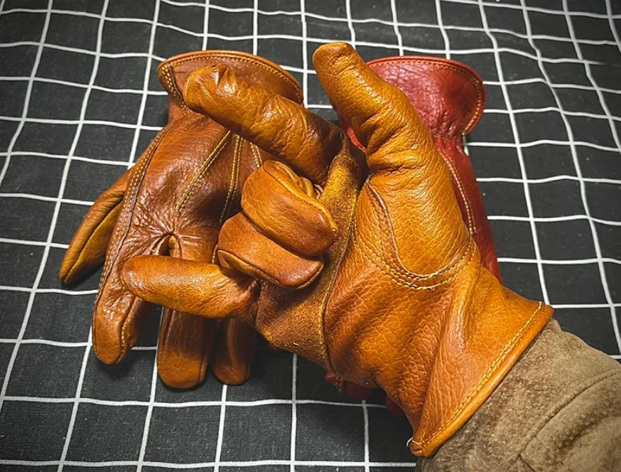 

Handmade khaki gloves sent to Switzerland