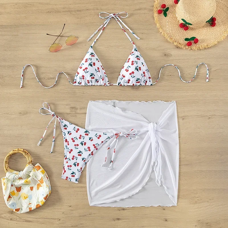 Traje de baño de 3 piezas con estampado de cereza para mujer, conjunto de Bikini con falda de malla sexy, Tanga de cintura baja, traje de baño para vacaciones en la playa, novedad de 2025