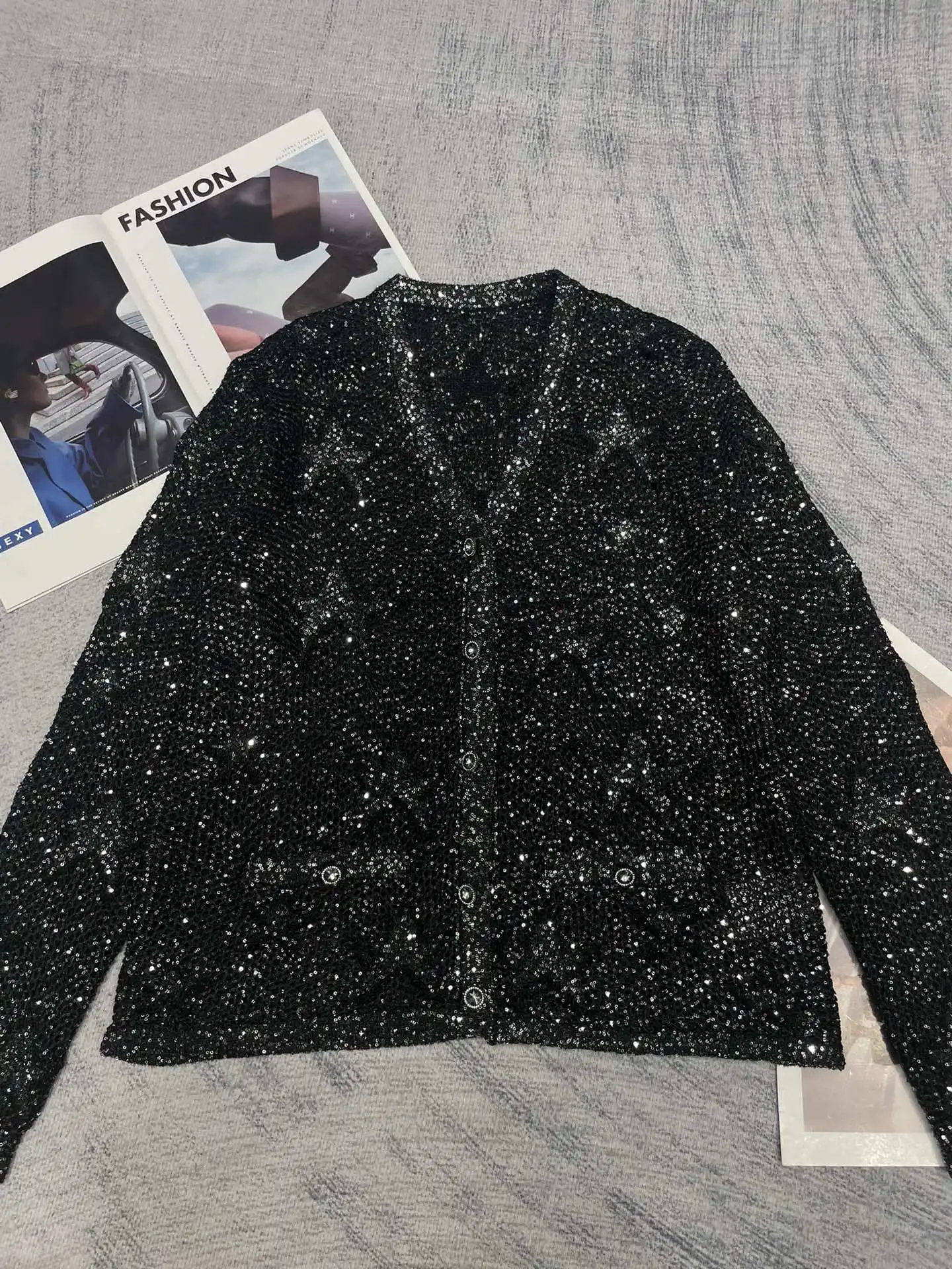 

Women's ClothingKnitted cardigan jacket, customized yarn sequin texture is super delicate and soft, V-neck upper body slimming