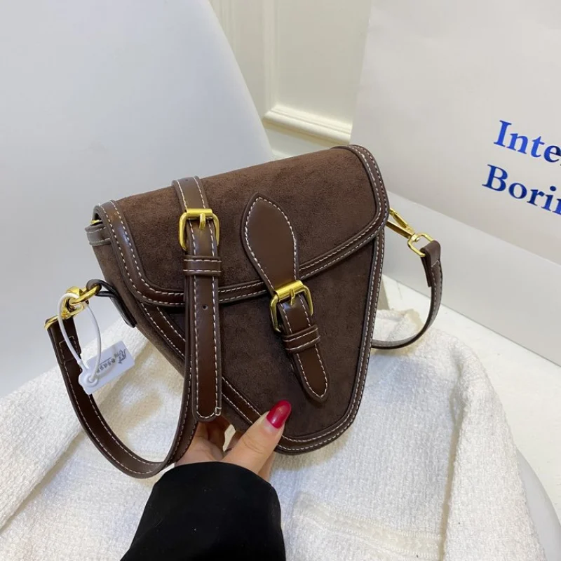 

Elegant Leather Classic Designer Paris Fashion Large Capacity Messenger Bag For Women In Solid Color With Trendy Letter Logo