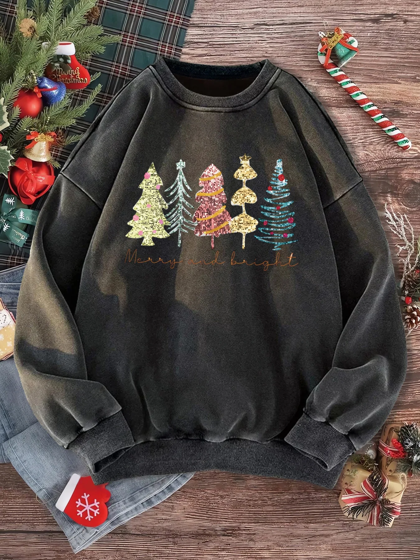 

Women's Vintage Christmas Sweatshirt - Dark Green Holiday Pullover with Merry & Bright Trees - Cozy Winter Sweater for Christmas