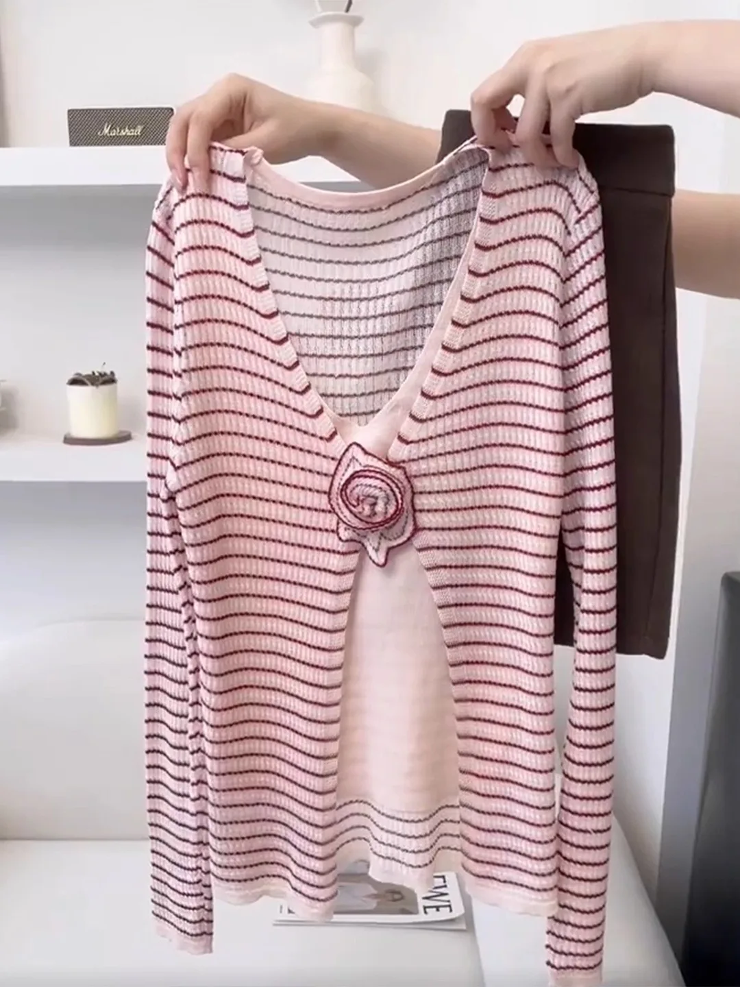 

Розовый вязаный свитер с объемным цветком, искусственный двухсекционный женский осенне-зимний полосатый антивозрастной топ, высококачественный сезонный свитер Ханчжоу