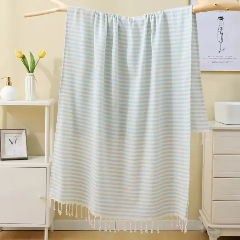 Serviette de plage turque rayures bleues et pompons grande_voghion.com
