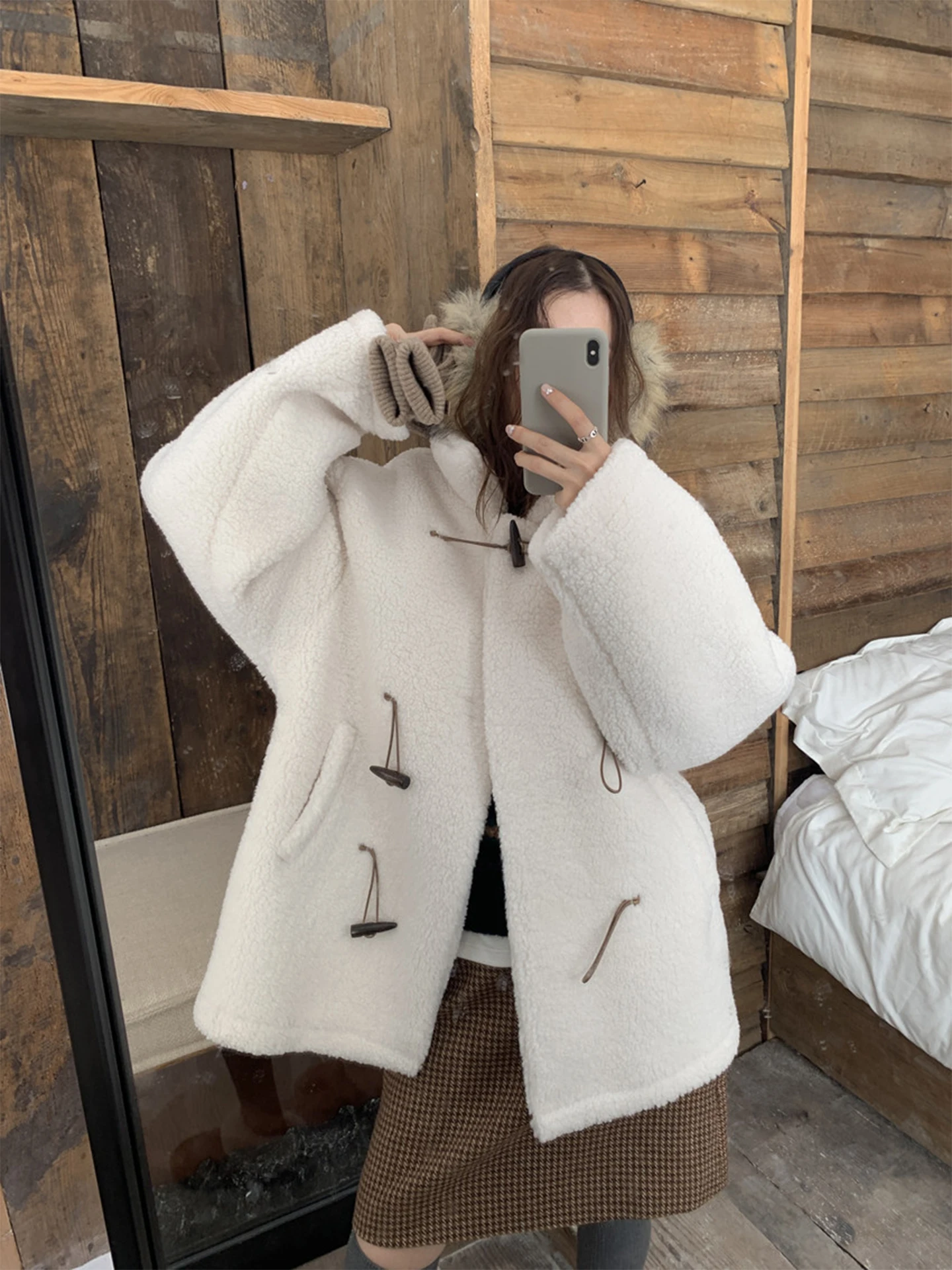 

Ladies' Retro Sle eepskin Coat Medium-Length Faux Fur Jaet with Horn Buttons Winter New Arrival Versatile Outerwear