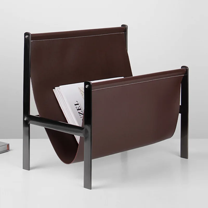 Portariviste con sedia in pelle semplice e moderna, espositore e ornamento, casa modello, ufficio vendite, scaffale portaoggetti, decorazione morbida.