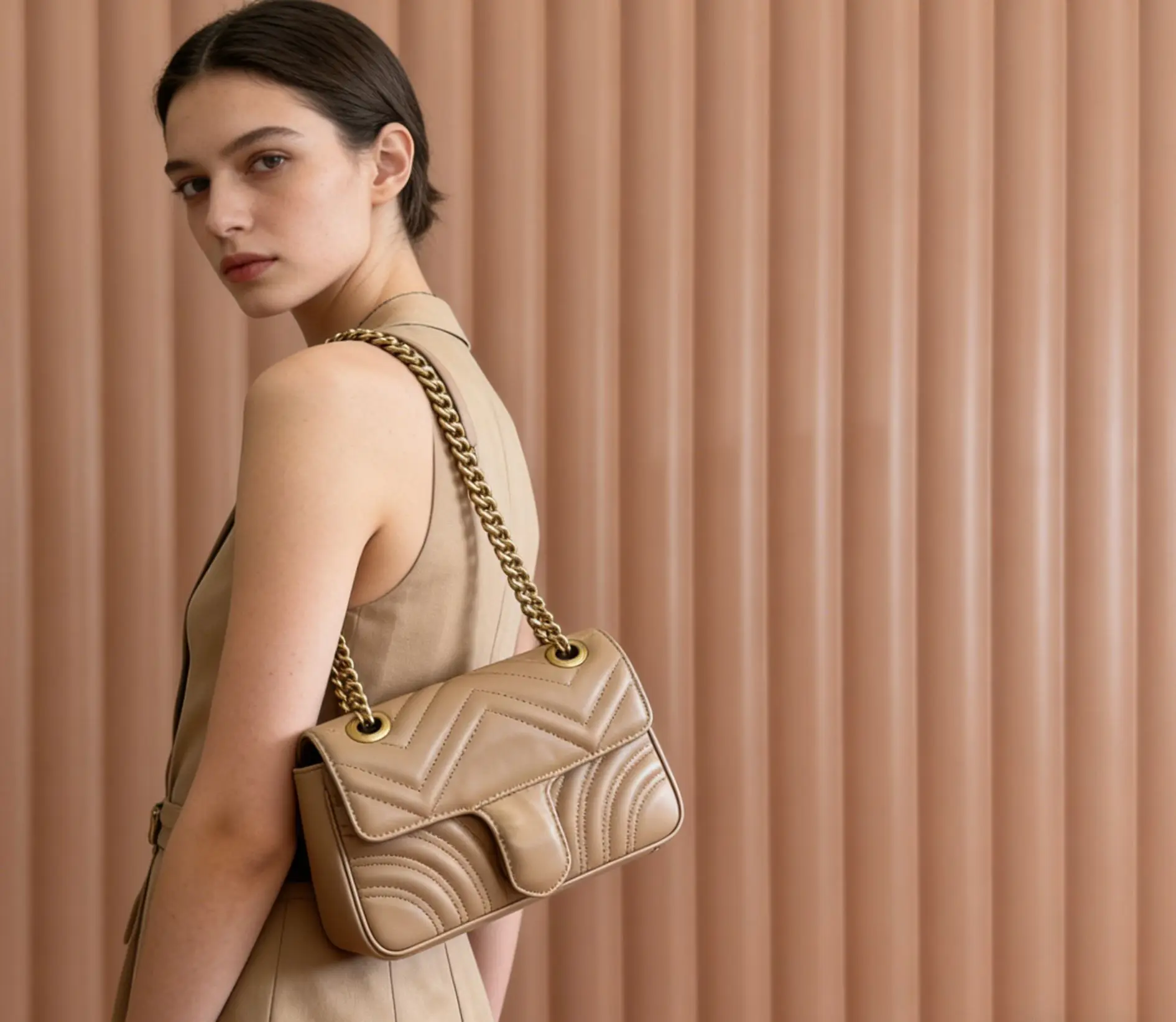Bolsa de Ombro Feminina em Couro Macio Marrom Claro com Detalhe Franzido, Bolsa Retrô de Axila para Estilo Urbano