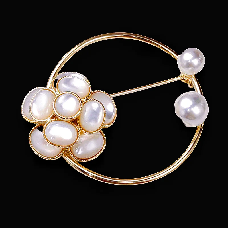 

Autumn and winter new high-grade natural pearl flower brooch