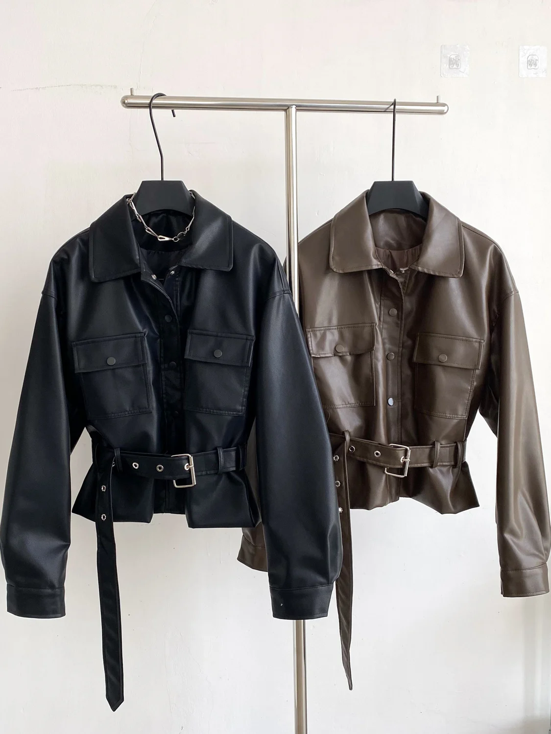 Ele Retro Briti Sle PU Leather Jaet Women's Autumn 2025 New Belted Waist ort Top Button Closure Long Sve