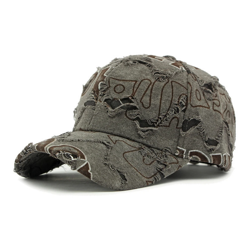 Baseballkappe mit ausgefransten Kanten, Buchstabenprägung und Retro-Distressed-Look, geeignet für den täglichen Gebrauch auf dem Campus.