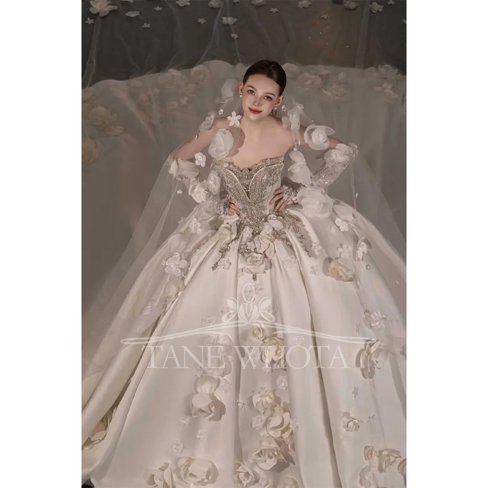 

Luxury Sweetheart Wedding Dress Sleeveless Crystal Appliques Ball Gown Customizable Bridal Gown