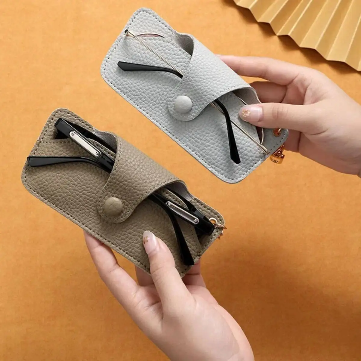 1 szt. Zapinana na zatrzask torba na okulary - przenośna skórzana torba na okulary przeciwsłoneczne i do czytania z klipsem (4 kolory do wyboru)