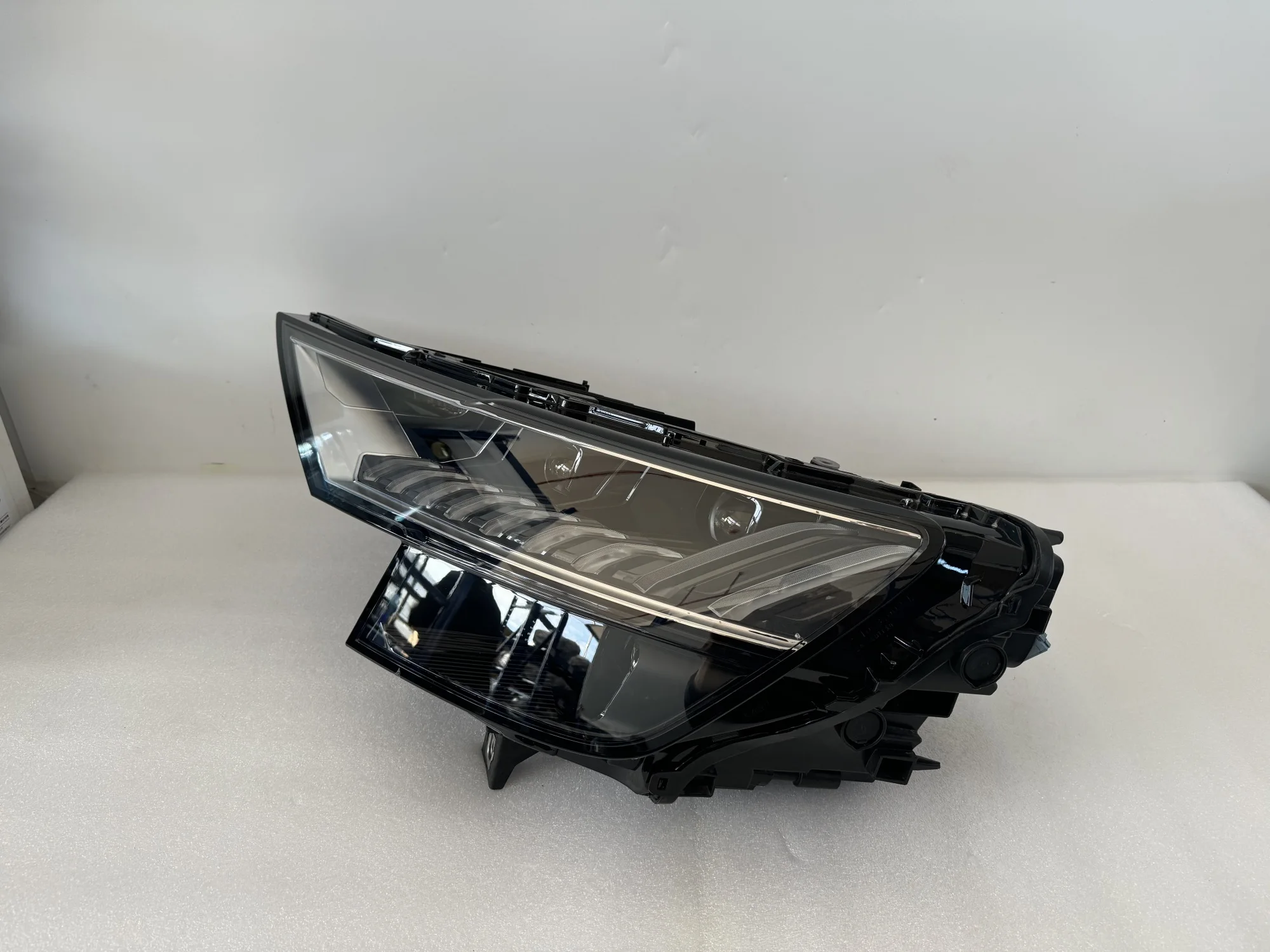 High quality headlights suitable for Audi Q8 LED matrix headlights 2020-2023 Second hand headlights LED Q8 headlights