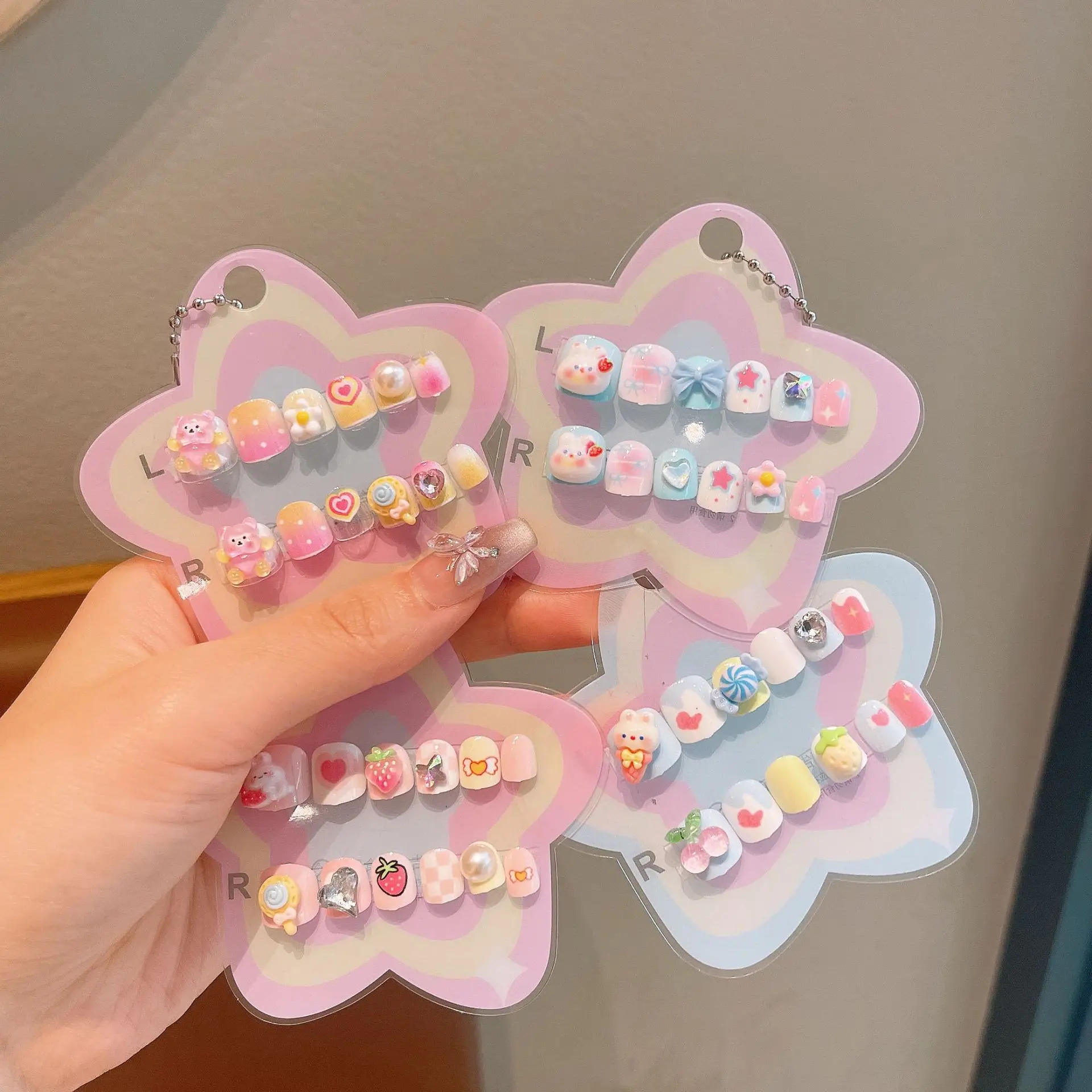 12 Stück Kinder-Nägel mit niedlichem Blumen- und Erdbeerhasen-Motiv, zum Aufdrücken, für 4–10 Jahre, abnehmbare Nagelaufkleber, künstliche Nägel, Mädchen-Geburtstagsgeschenke – Detail 2
