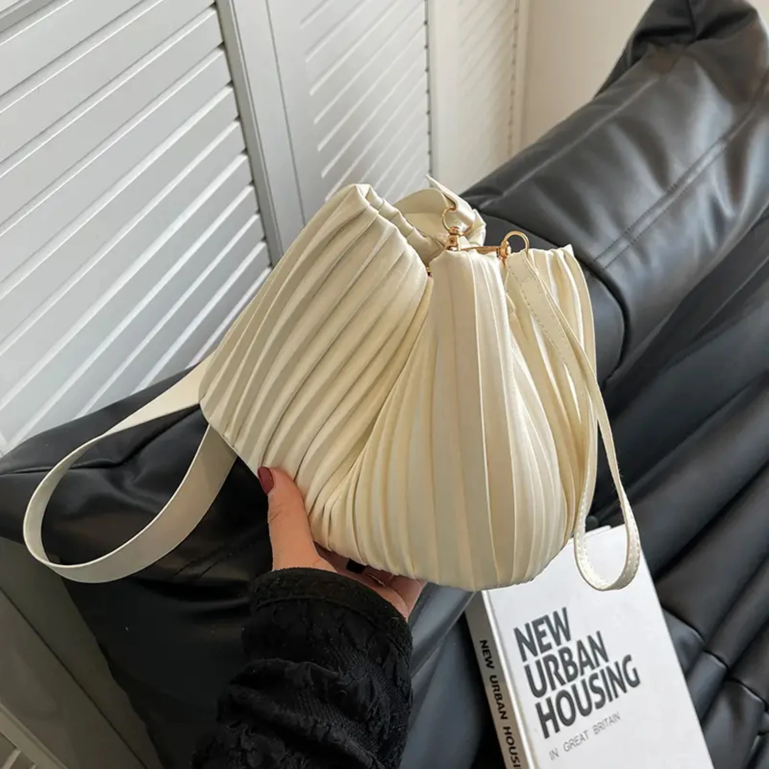 

2022 New Style Fashionable Fold Handbag Women Bucket Shoulder Messenger