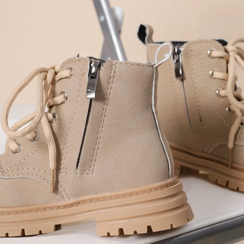 Image of Kinder-Lederschuhe für Mädchen und Jungen 2026 Herbst Winter Neue Mode Koreanischer Stil Weiche Sohle Rutschfest Vielseitige Kurze Stiefel