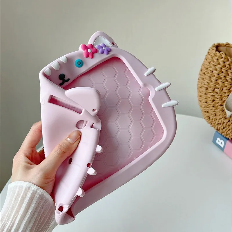 حافظة دوارة على شكل قطة لهاتف سامسونج جالاكسي تاب A8 A9 A9Plus Coque اللوحي لهاتف جالاكسي تاب P610 T220 T290 T500 T510 غطاء سيليكون للأطفال