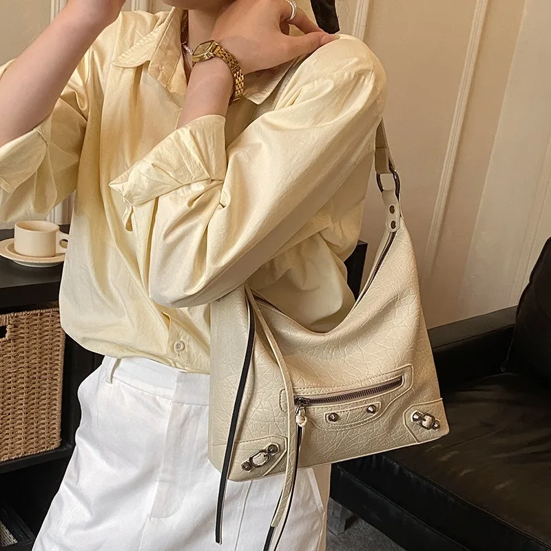 

Large-capacity Underarm Bag for Ladies - 2026 New Model - Riveted Motorcycle Bucket Bag - Versatile Crossbody Bag