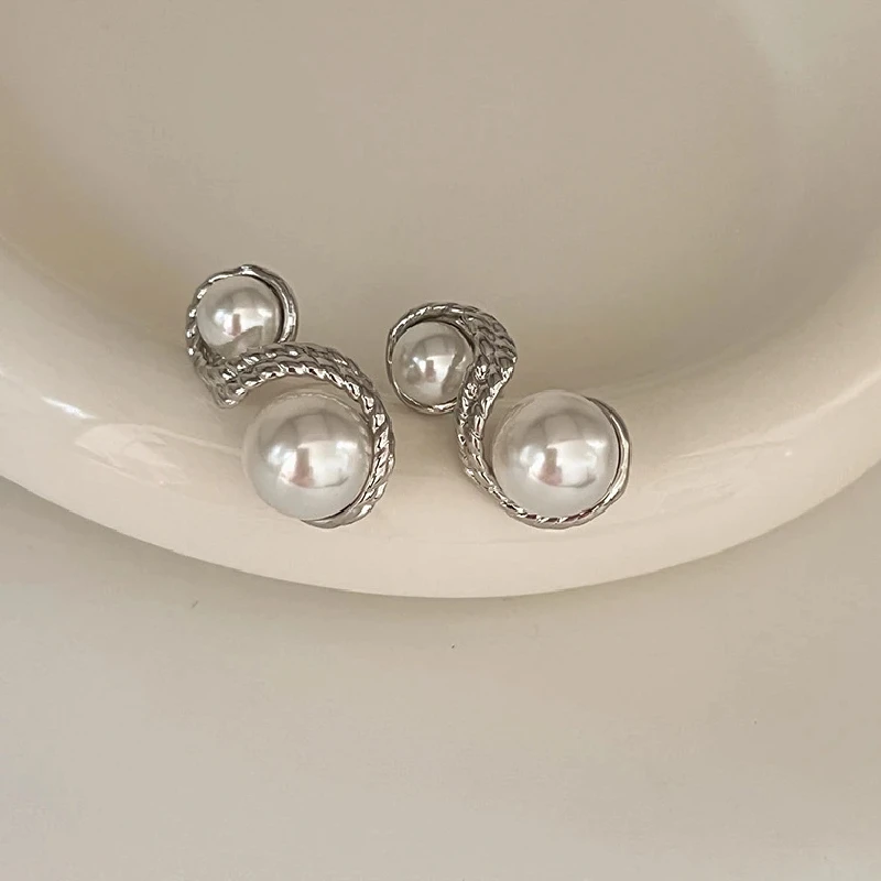 1 Pair Of Exaggerated Retro Style Long Bohemian Temperament Alloy With Imitation Pearl Combination Of Women Earrings