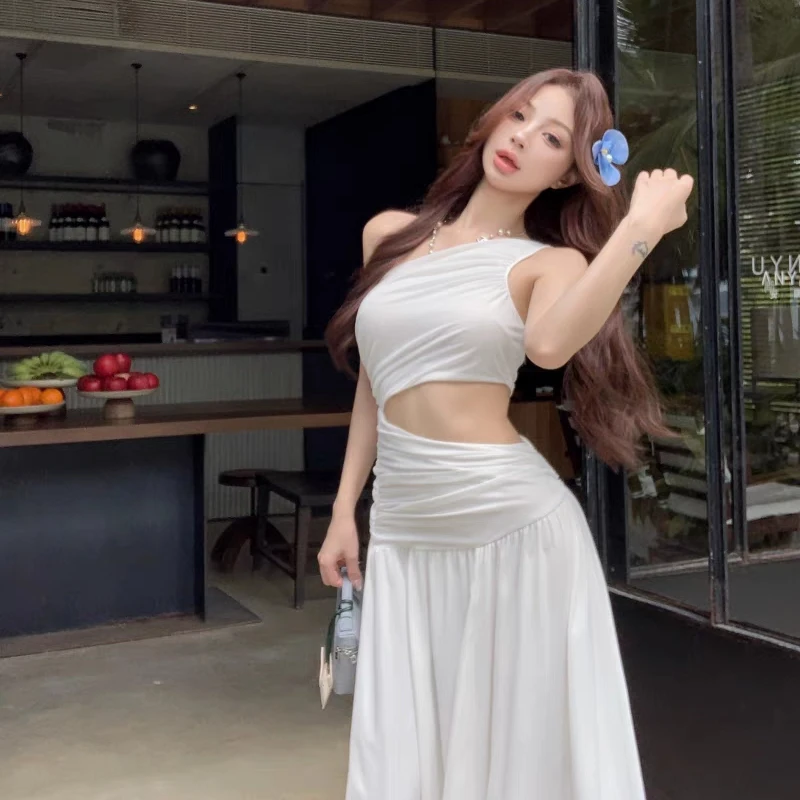 Vestido maxi feminino vermelho com ombro inclinado, sem mangas, linha A, com design sentido vazado e detalhes de fenda, ideal para o verão à beira-mar