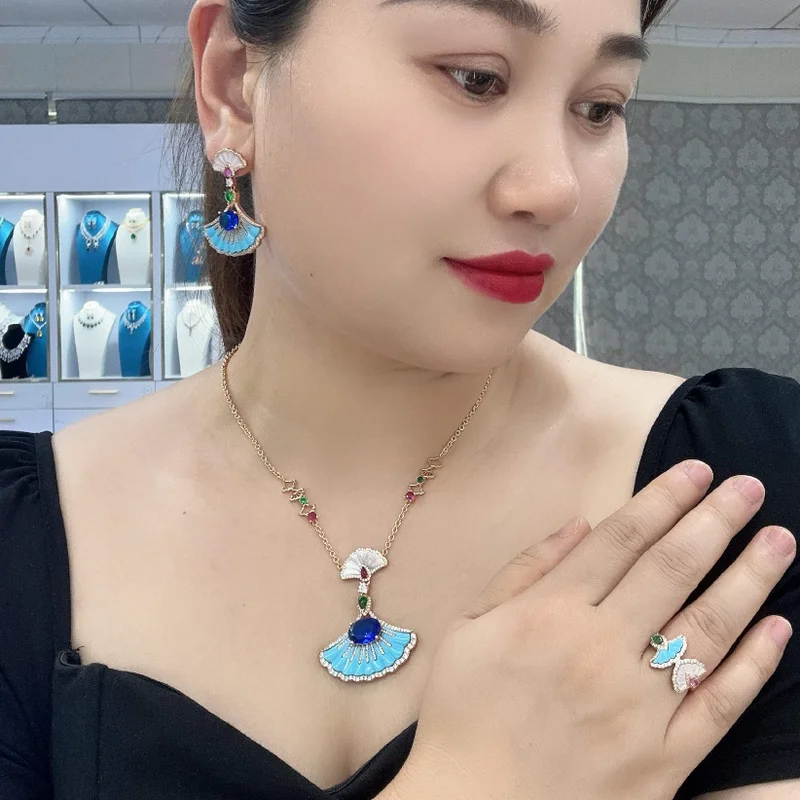 

Дизайнерская коллекция Стиль Ожерелье Серьги Кольцо Инкрустация Кубический циркон Синтетический синий бирюзовый веерообразный комплект ювелирных изделий для вечеринок