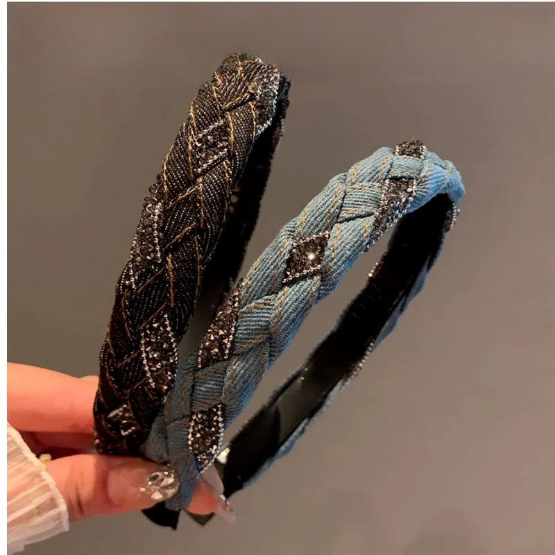 Neu eingetroffen: Elegantes Retro-Luxus-Haarband mit Strass und Zöpfen – Modisches, schlichtes Haarband aus Denim – Detail 4