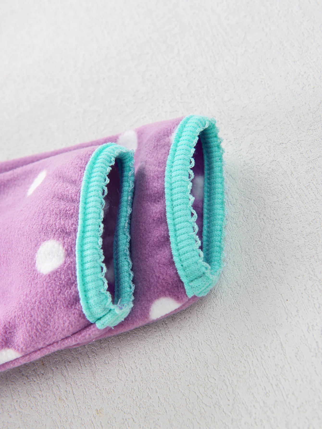 Baby-Mädchen Polar-Fleece Strampler mit Füßen, Herz-Polka-Dot-Druck, Niedliche Tier- und Buchstaben-Stickerei, Reißverschluss-Overall, Herbst-Winter-Babykleidung – Detail 9