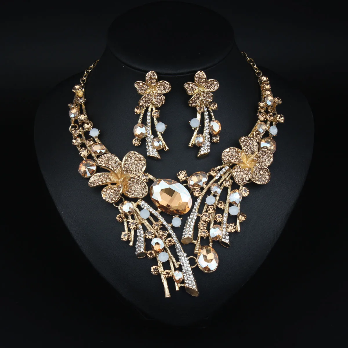 

Красочный комплект украшений с цветочным кулоном и стразами: ожерелье и серьги, идеально подходящие для женского платья и банкета, аксессуары для декора