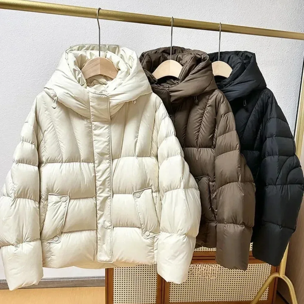 سترة جديدة لخريف وشتاء 2025 خفيفة للغاية ودافئة بقلنسوة منتفخة للخبز سترة نسائية عصرية سترات فضفاضة بيضاء مبطنة معطف من الريش